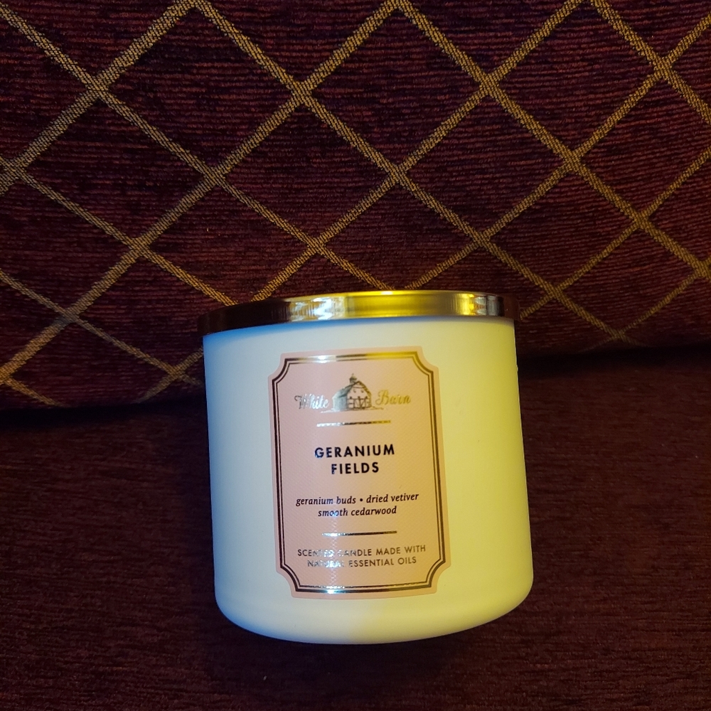 Geranium fields candle by bath and body works